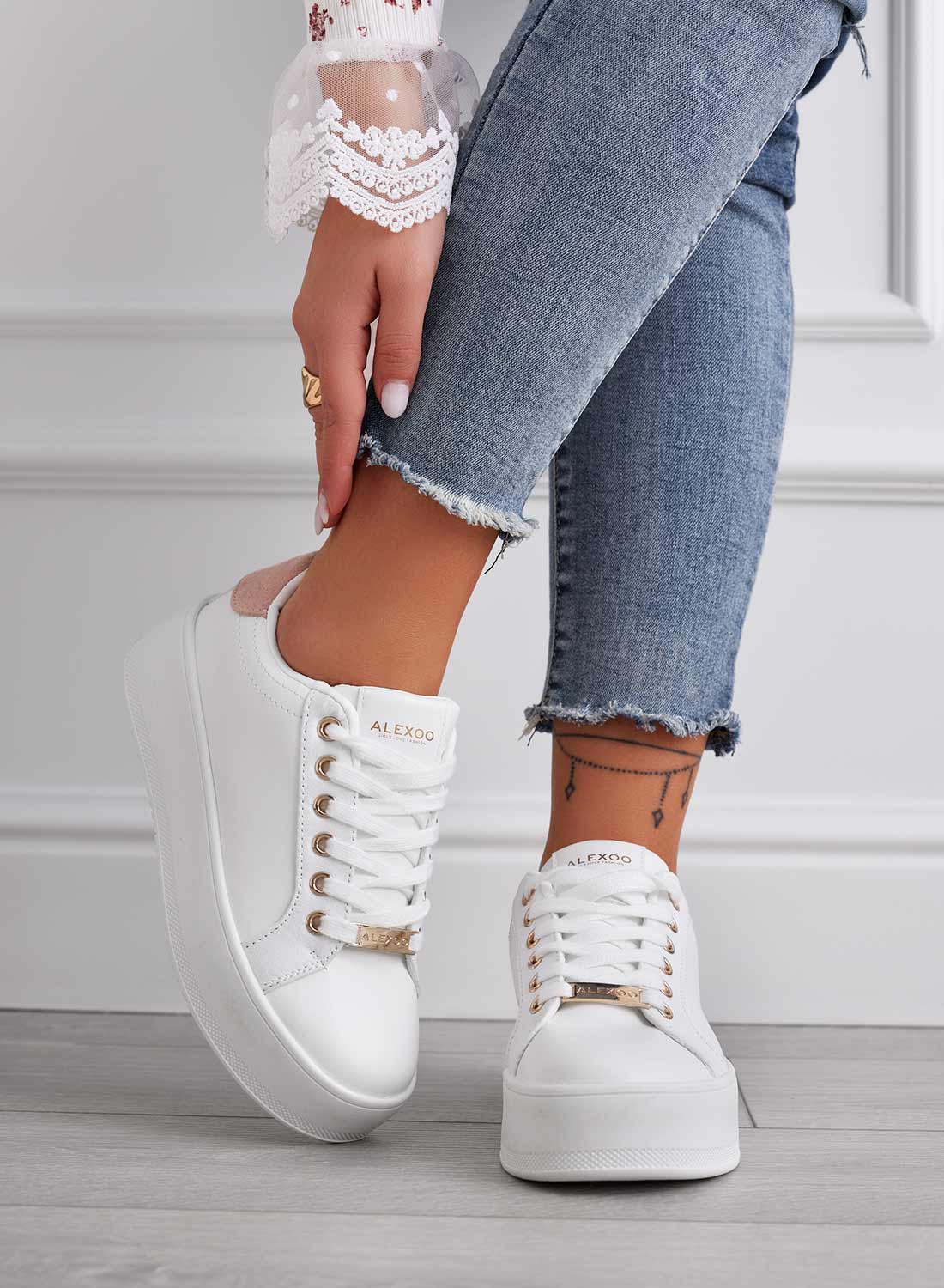 CARRY - White Sneakers with gold details and pink back