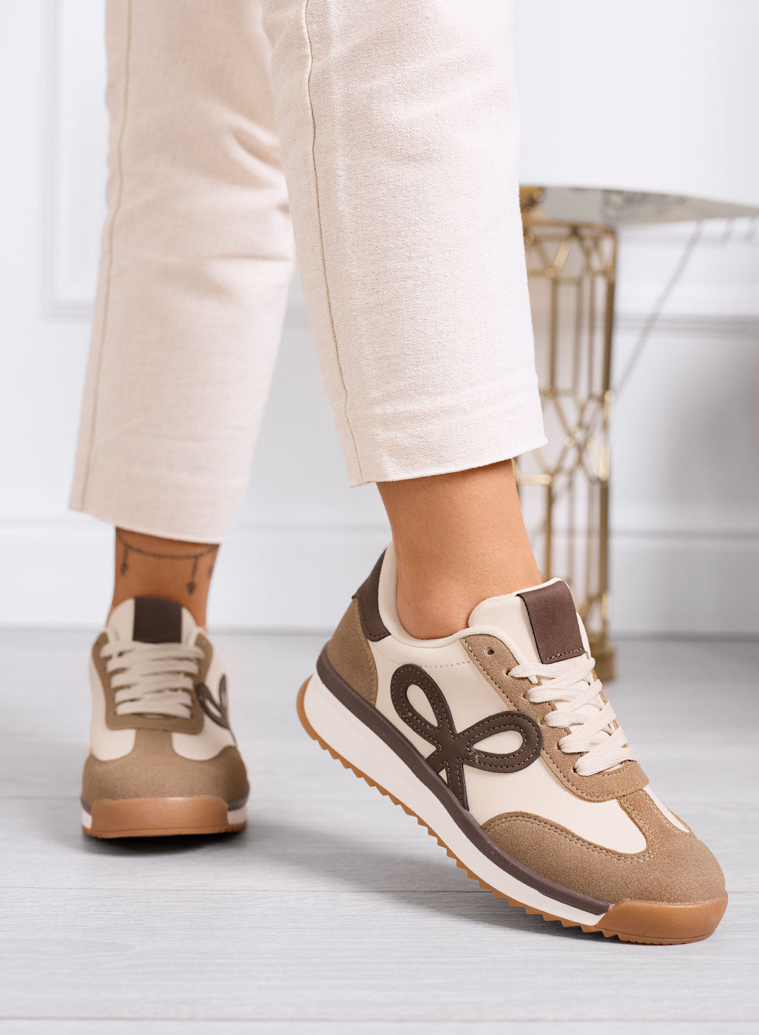 DIAZ - Baskets taupe avec nœud marron et semelle bicolore