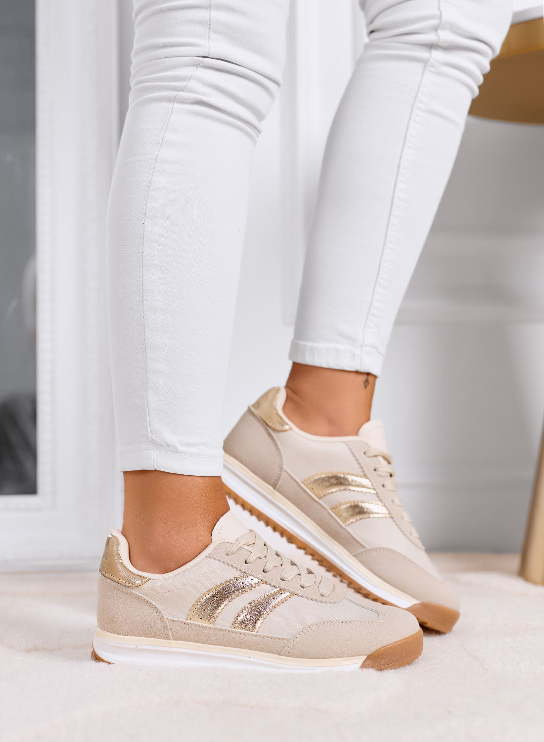 PIERA - Sneakers beige in tessuto con dettagli oro e suola in gomma