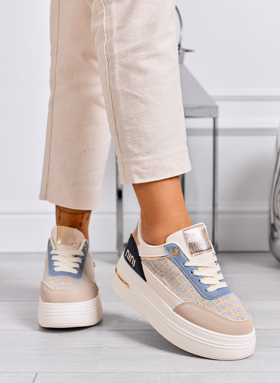 CAMILLA - Sneakers azzurre platform con inserti in tessuto beige