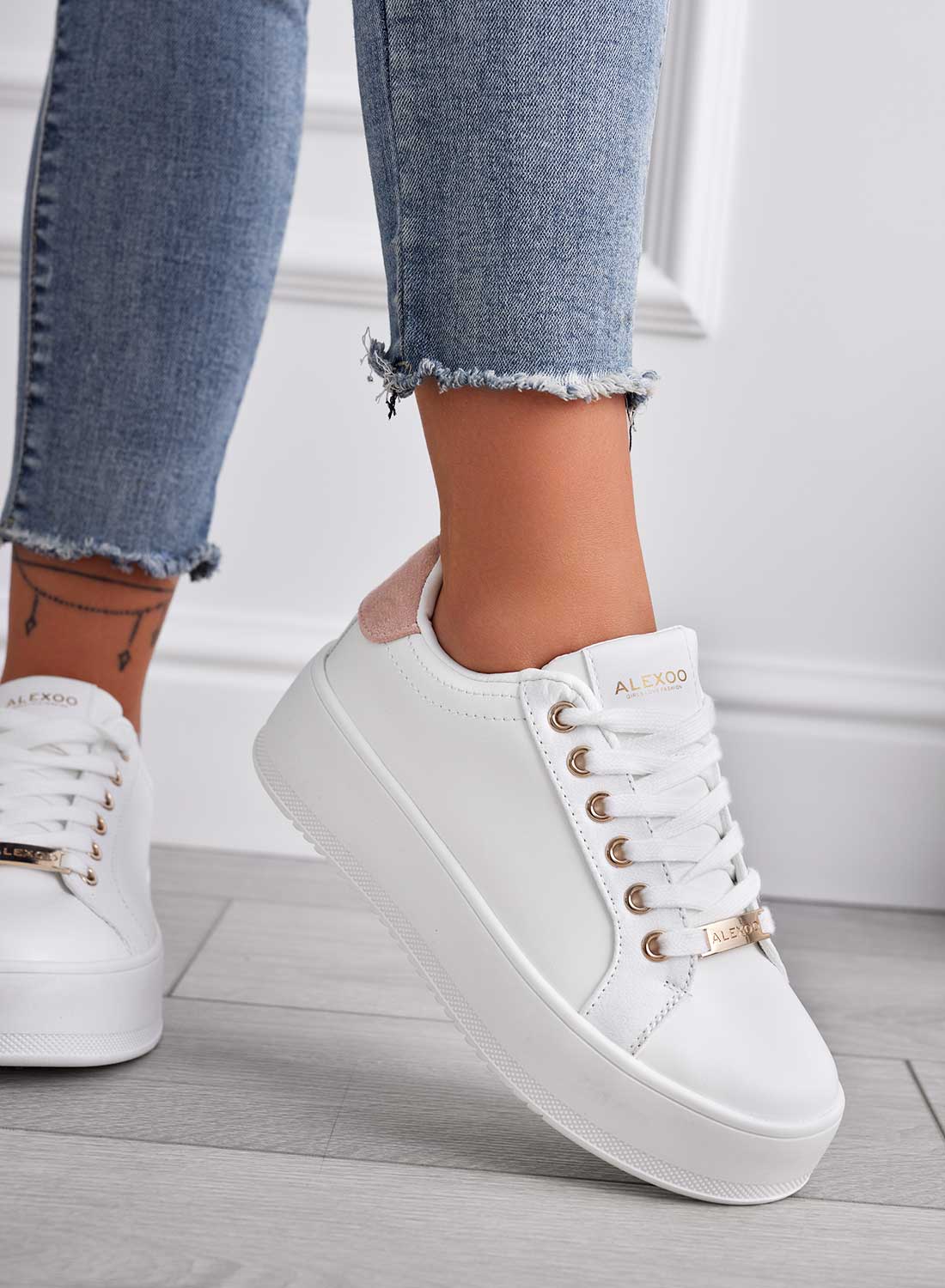 CARRY - White Sneakers with gold details and pink back
