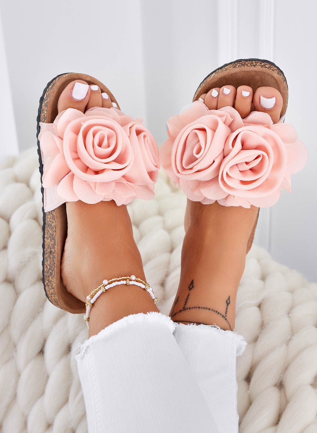 SUMMER - Sandalias tipo chancla rosa claro con flores aplicadas