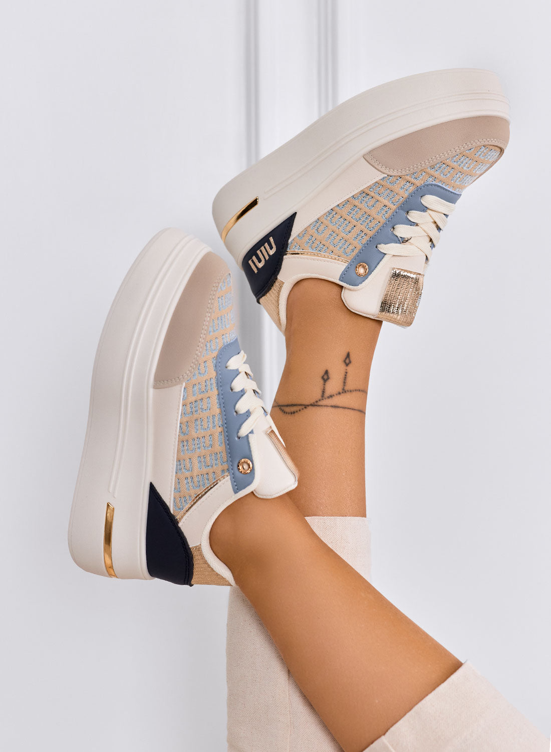 CAMILLA - Sneakers azzurre platform con inserti in tessuto beige