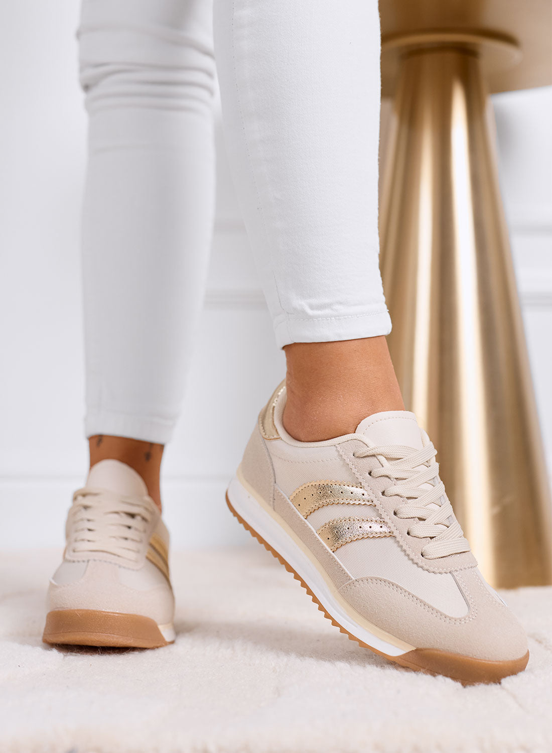 PIERA - Sneakers beige in tessuto con dettagli oro e suola in gomma