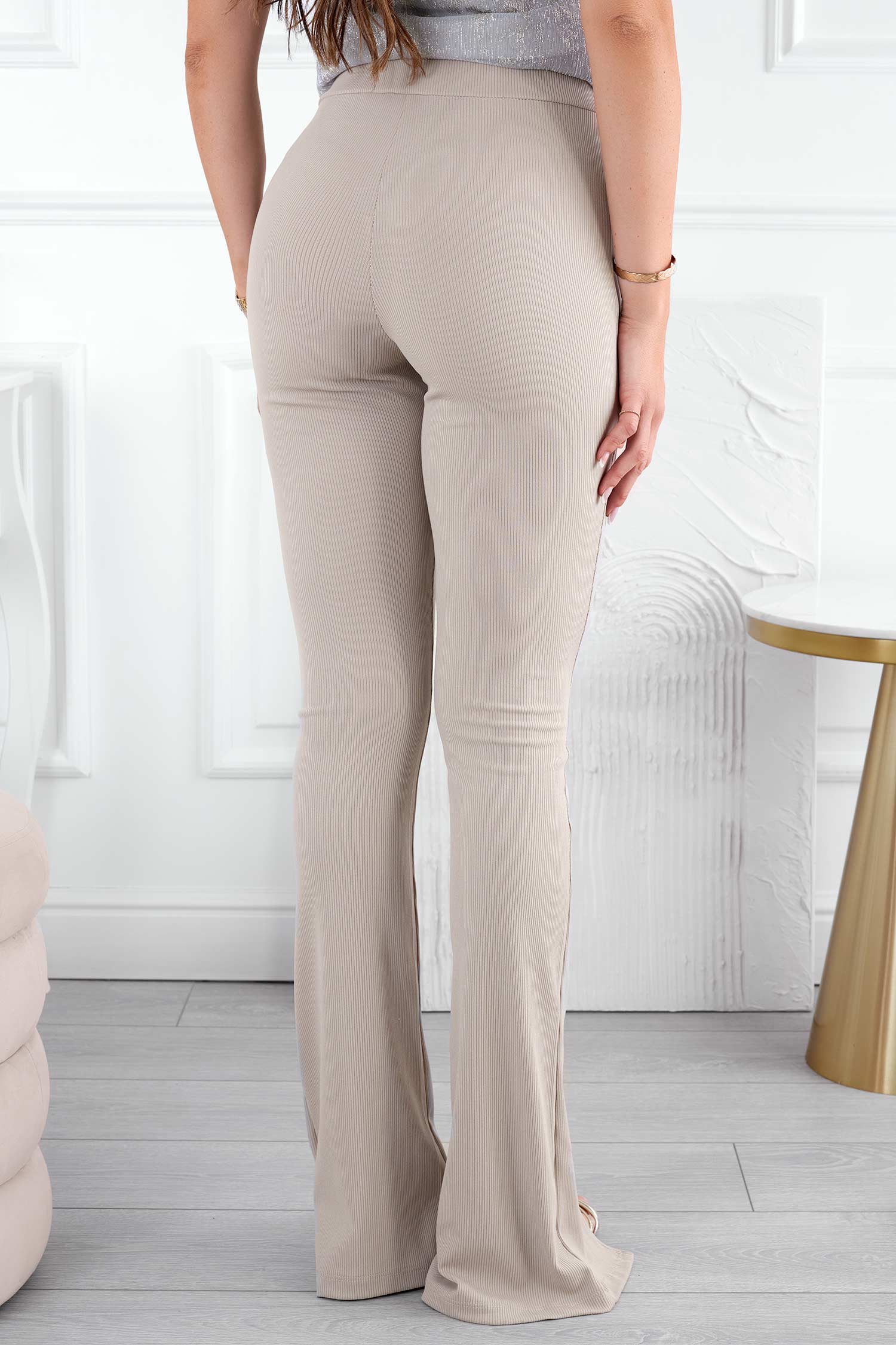 Pantalon beige côtelé avec fente