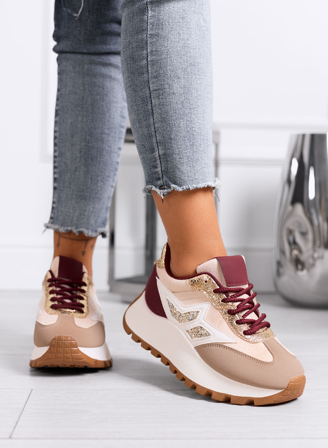 CLARISSA - Baskets beige et bordeaux avec détail pailleté et semelle épaisse