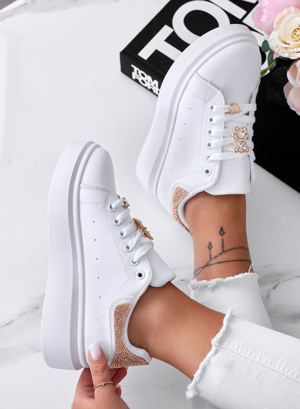 LAURA - Sneakers bianche con applicazione gioiello e retro oro rosa in strass
