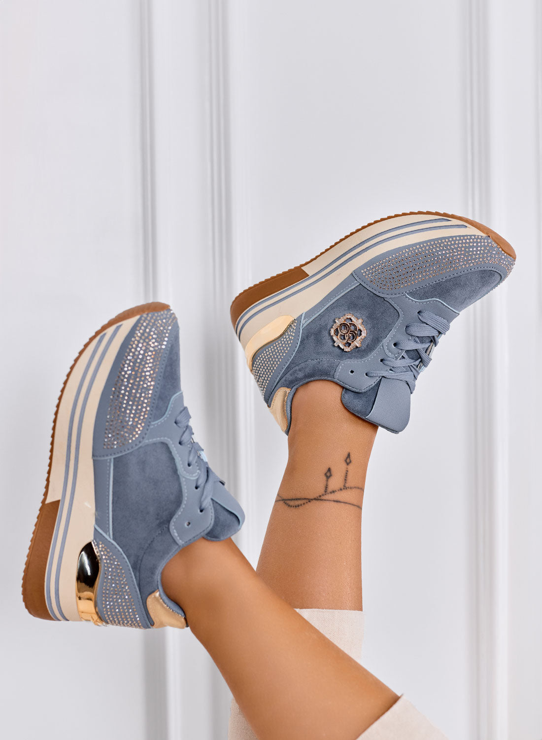 XIOMARA - Sneakers azzurre platform con inserti oro e strass