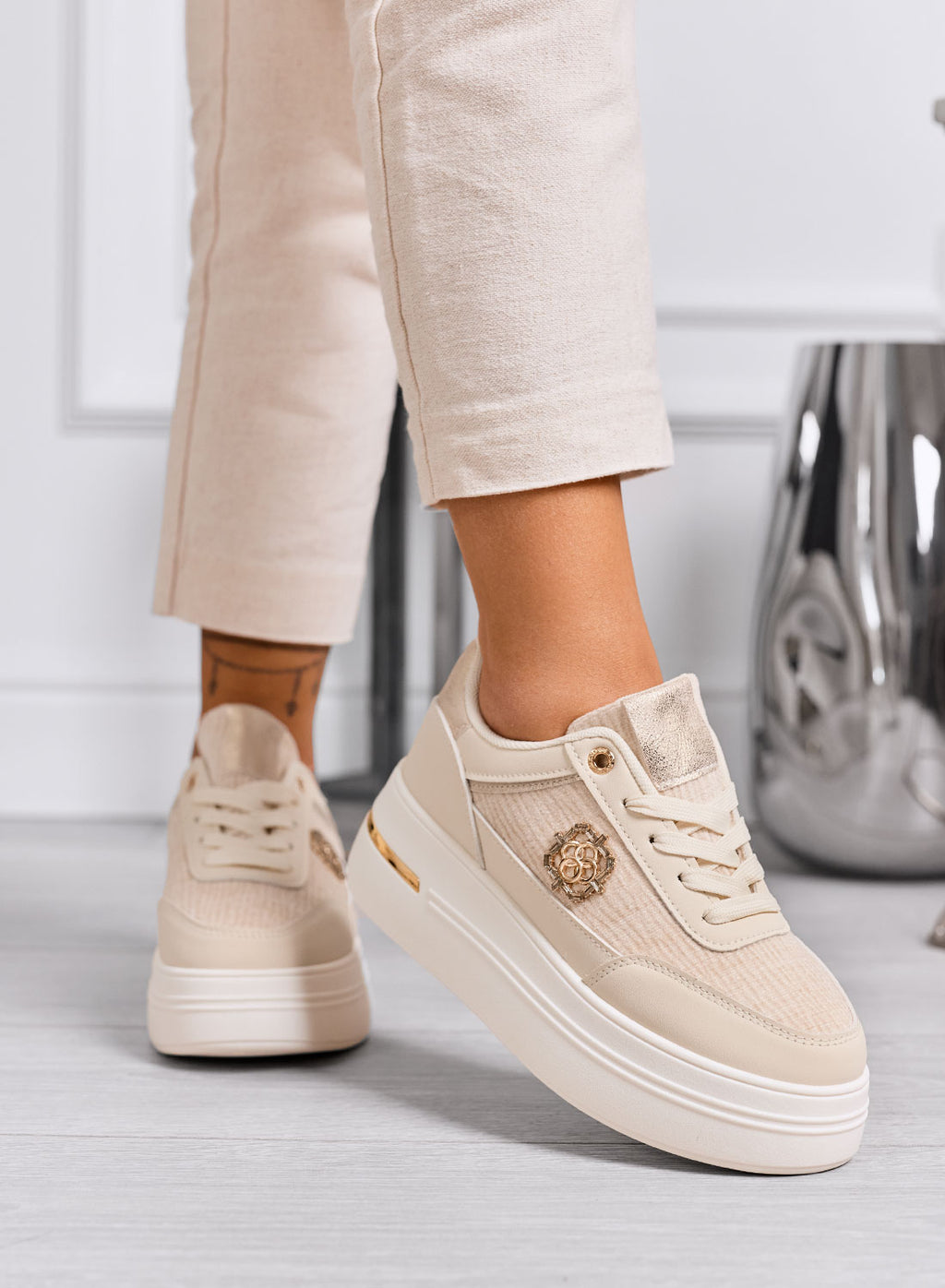 PILAR - Sneakers beige con dettagli oro e suola platform