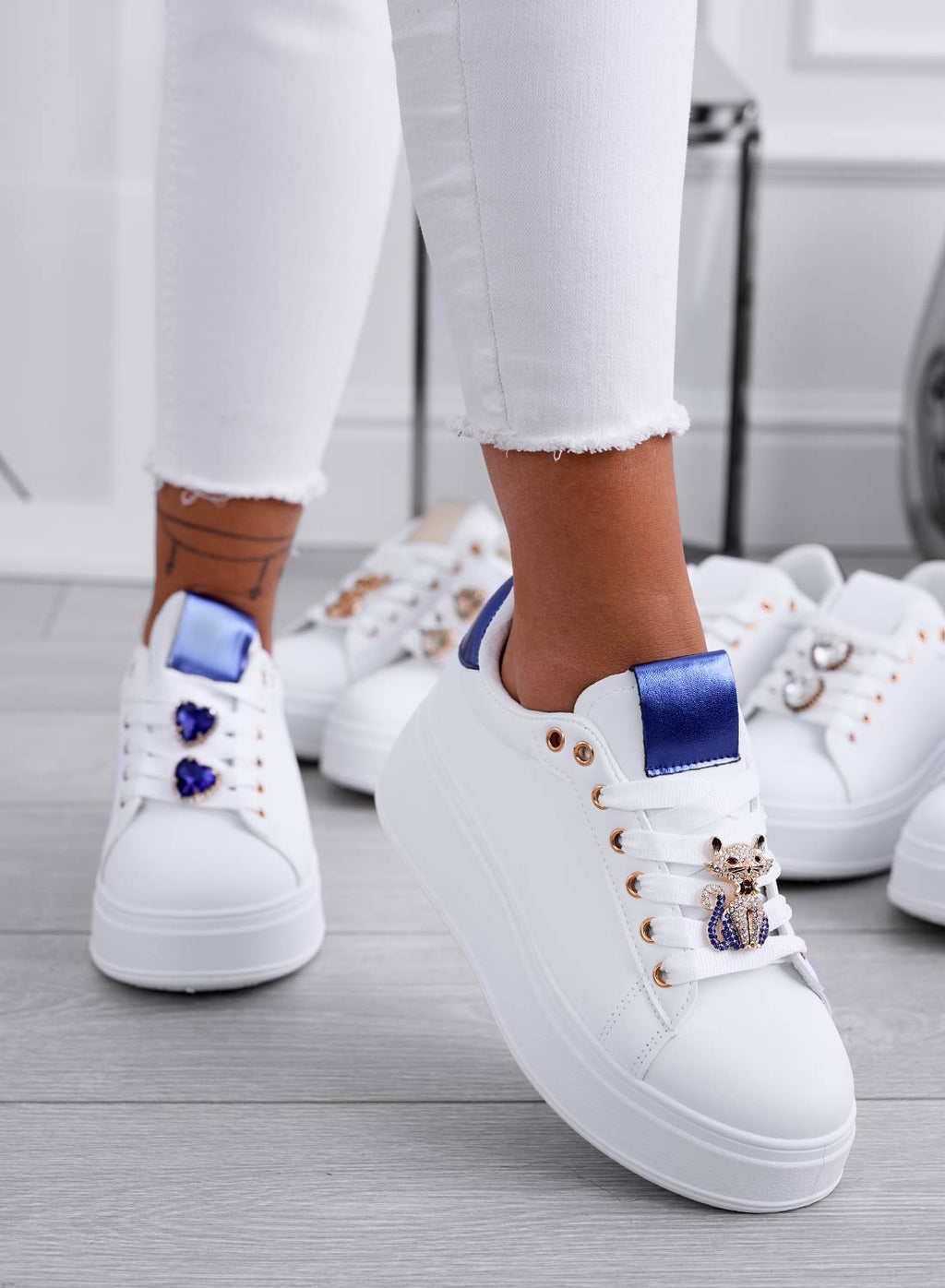 ENERGY - Sneakers bianche con gatto gioiello e retro blu