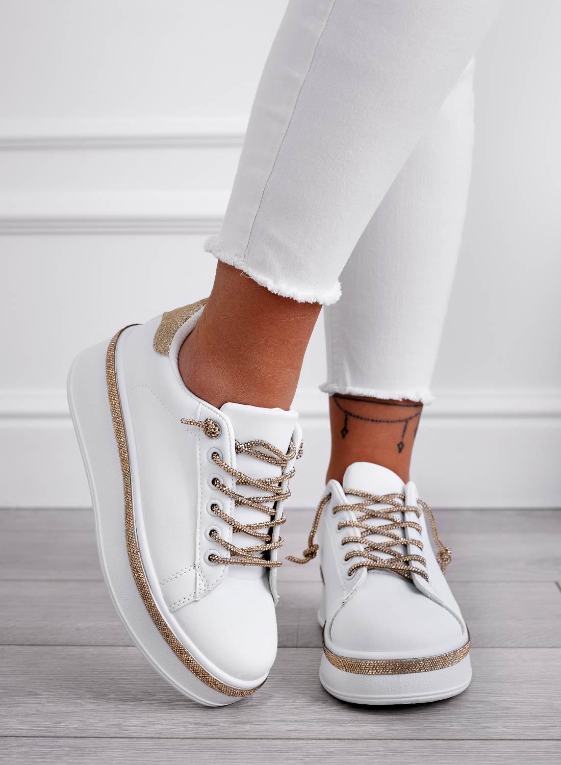 FRANKIE - Baskets blanches avec lacets bijoux dorés