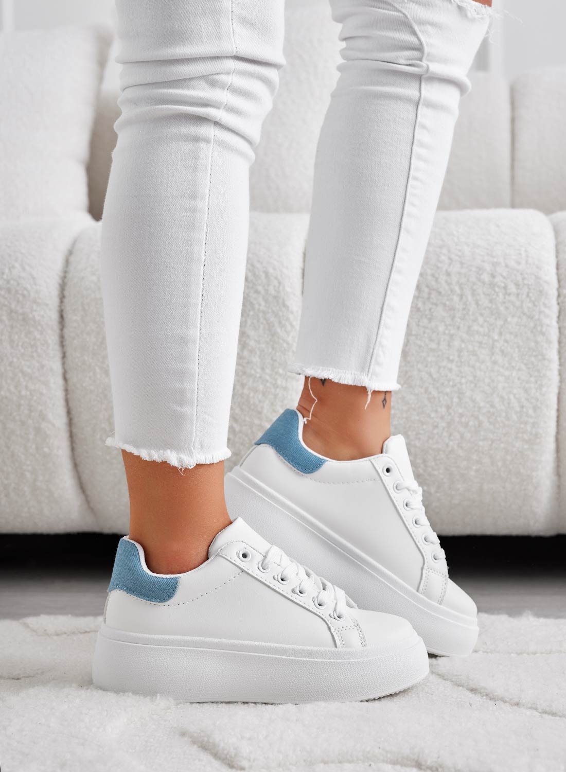 MALVIN - Baskets blanches avec talon bleu jean