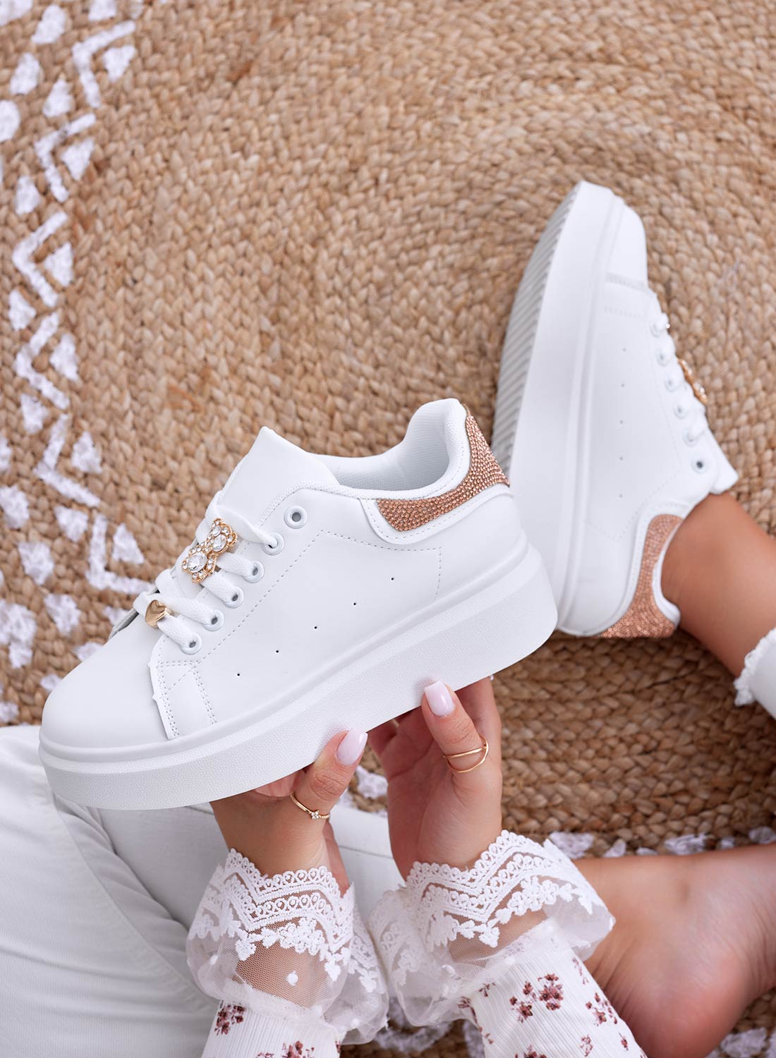 LAURA - Sneakers bianche con applicazione gioiello e retro oro rosa in strass