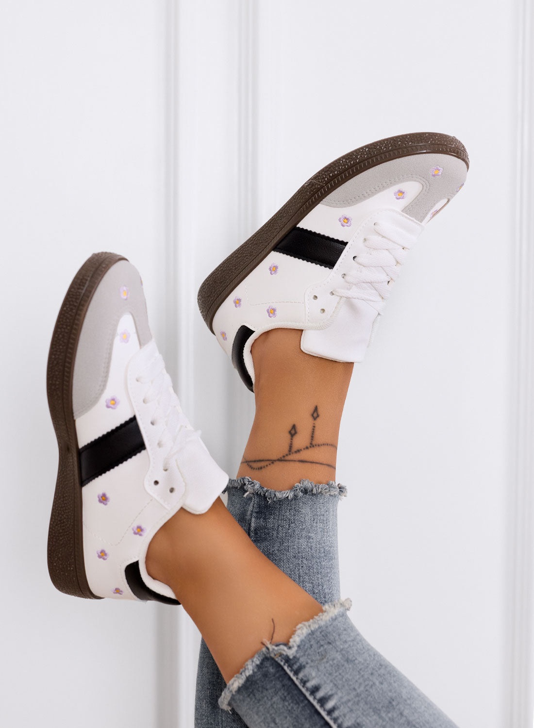 WESTON - Sneakers  bianche con margherite ricamate e suola marrone