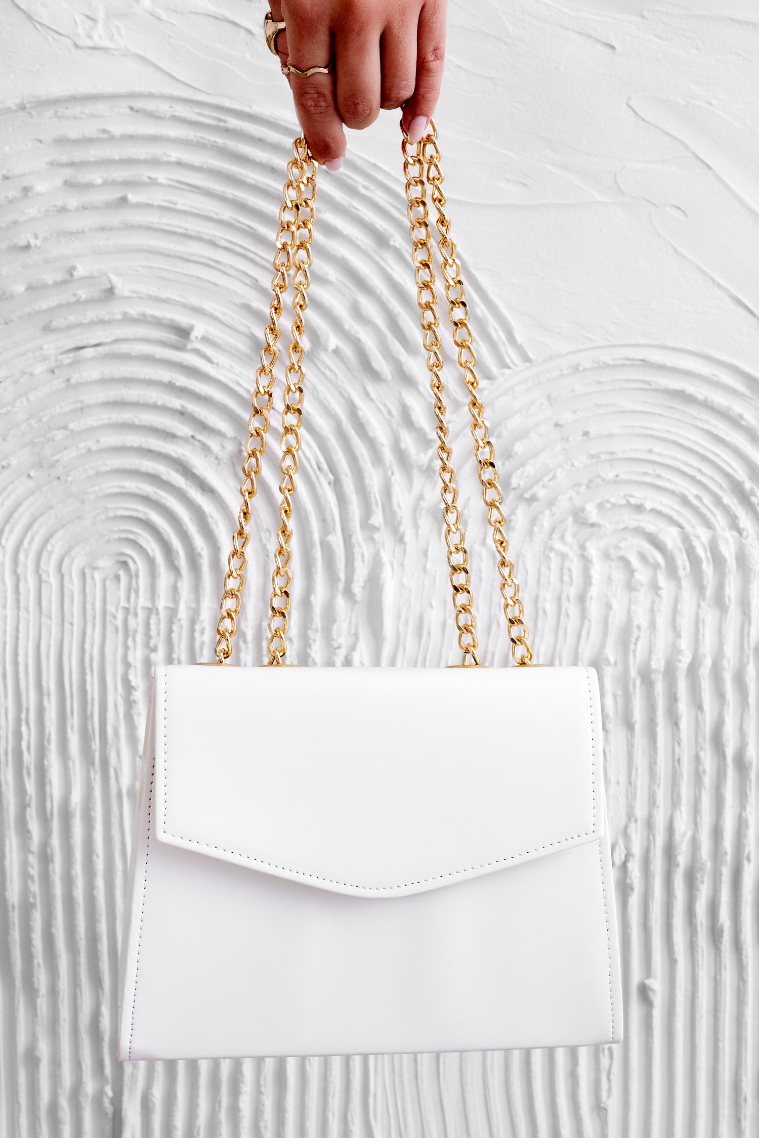 Pochette blanche B217 avec chaîne dorée