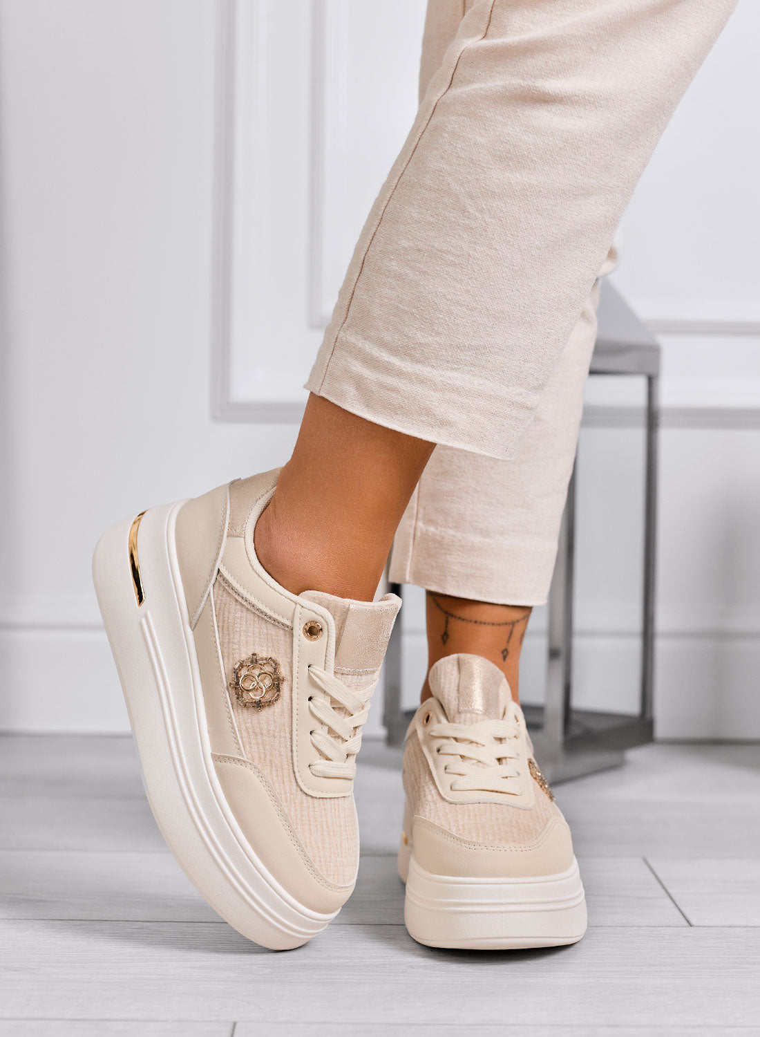 PILAR - Sneakers beige con dettagli oro e suola platform