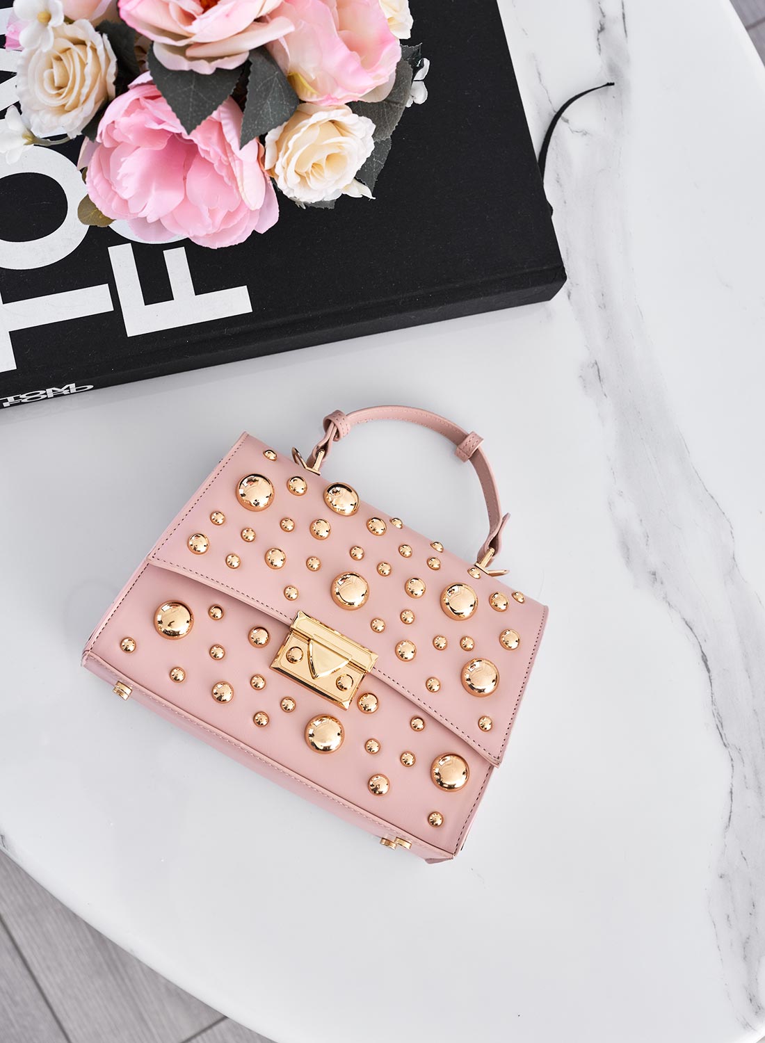 Sac rose avec clous sphériques dorés et bandoulière B231