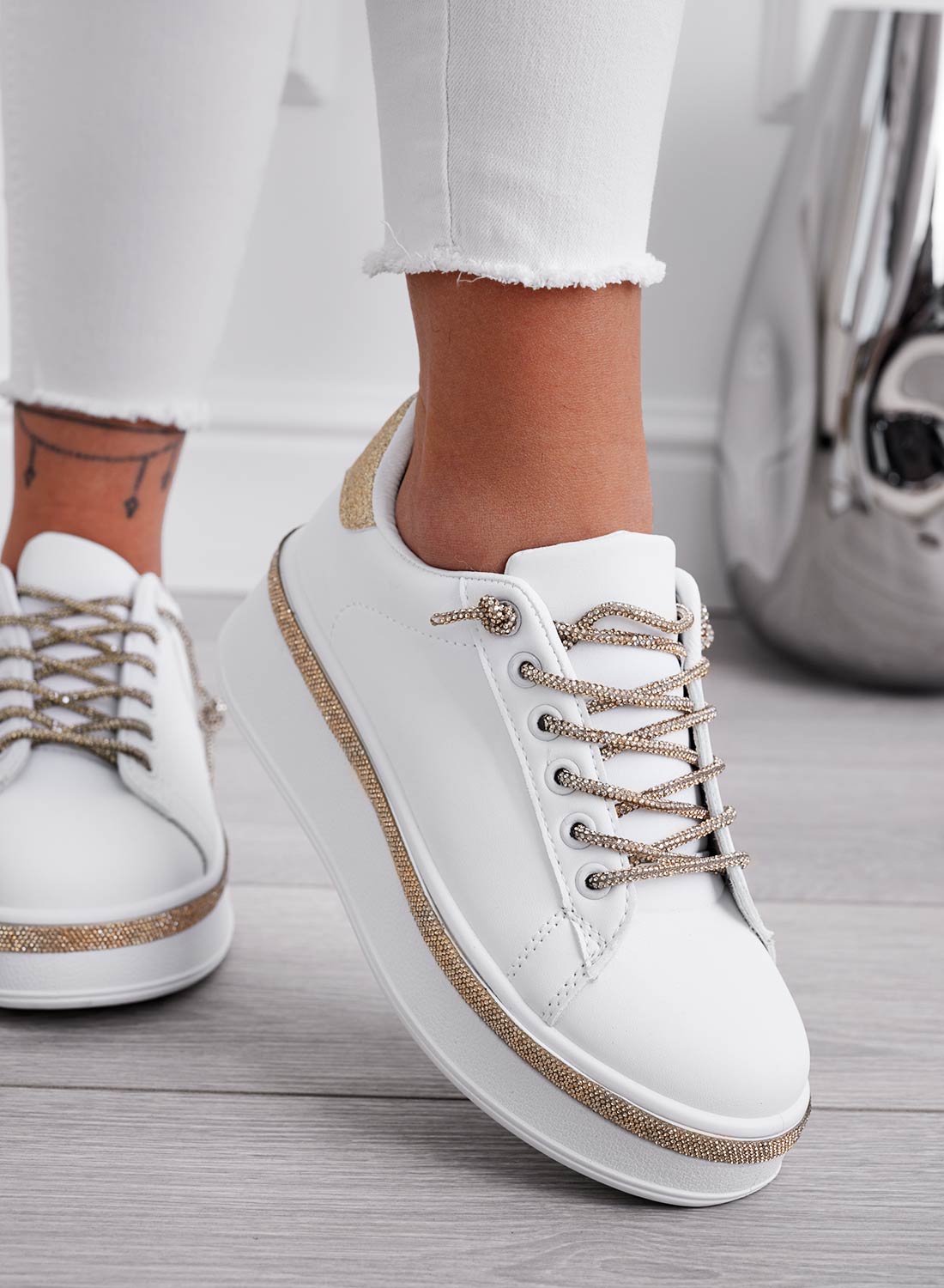 FRANKIE - Baskets blanches avec lacets bijoux dorés