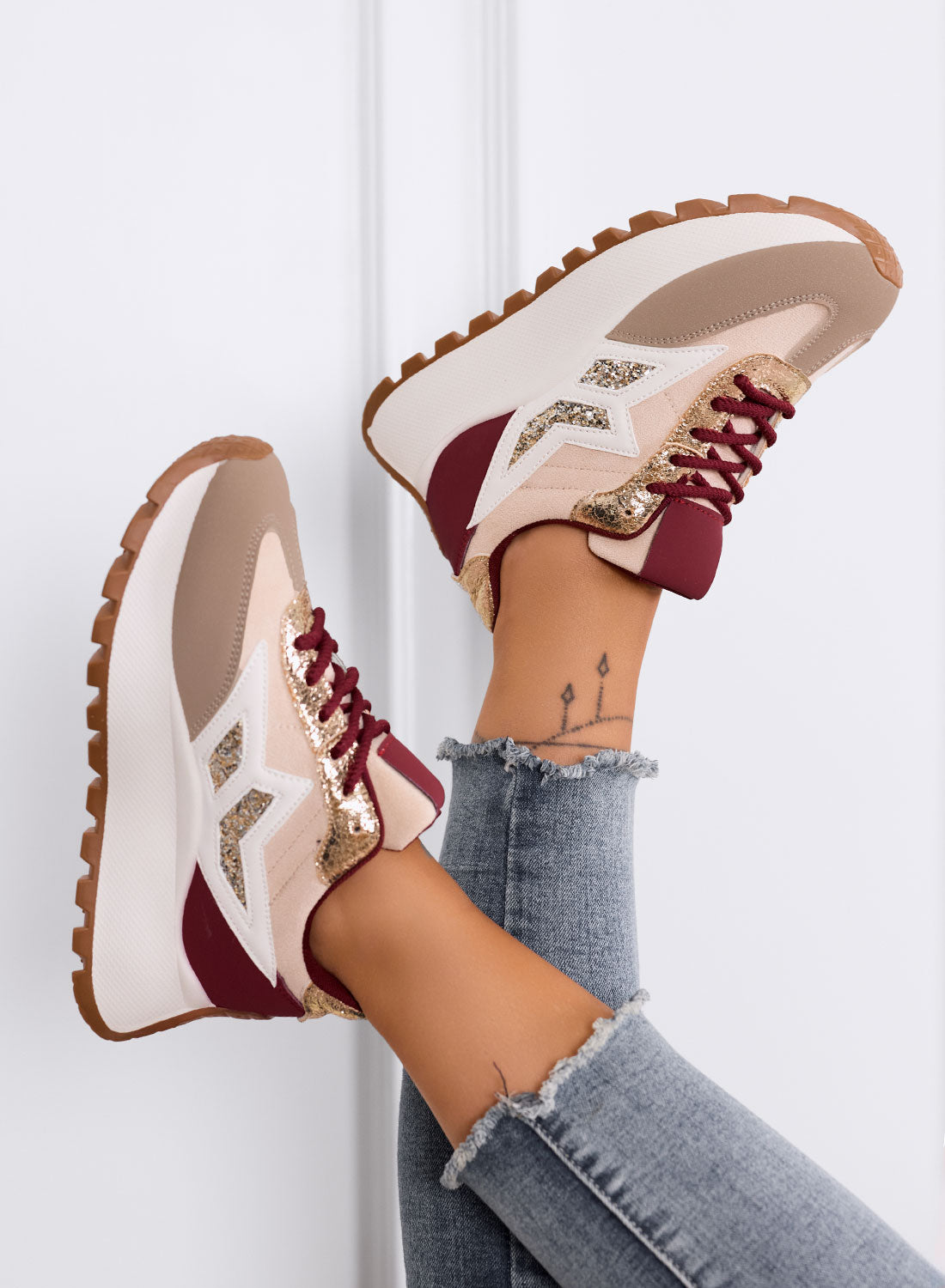 CLARISSA - Baskets beige et bordeaux avec détail pailleté et semelle épaisse