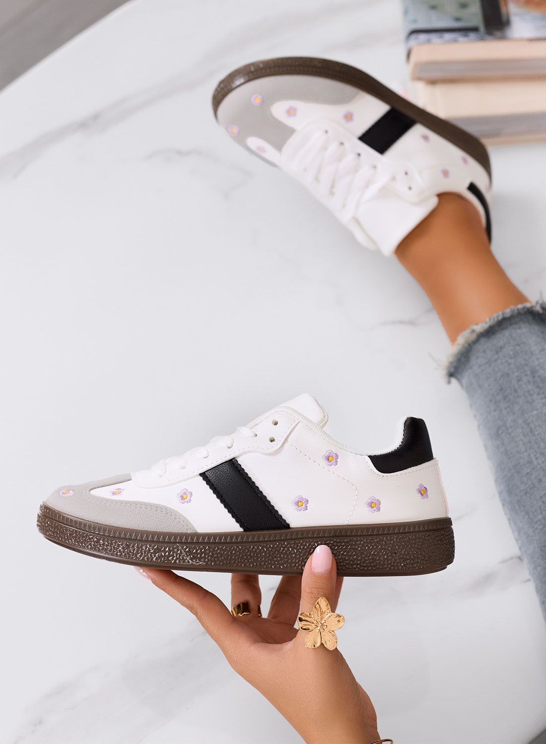 WESTON - Sneakers  bianche con margherite ricamate e suola marrone