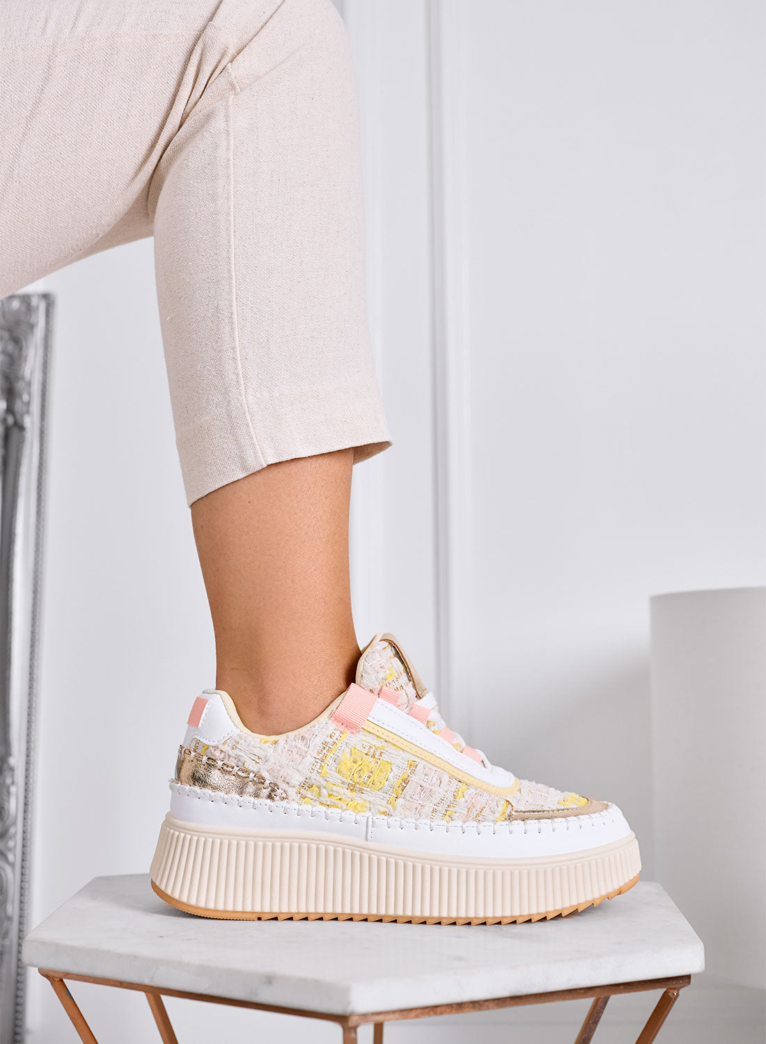 DAFNE - Baskets beige à plateforme en tweed jaune avec détails dorés
