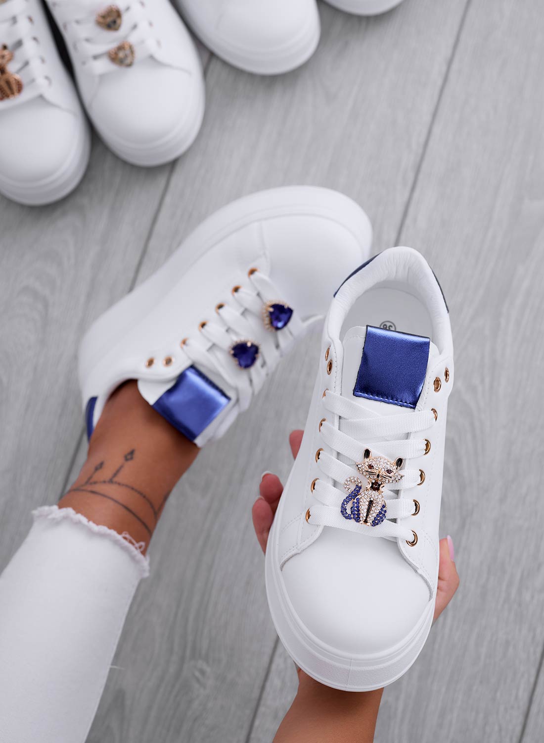 ENERGY - Sneakers bianche con gatto gioiello e retro blu