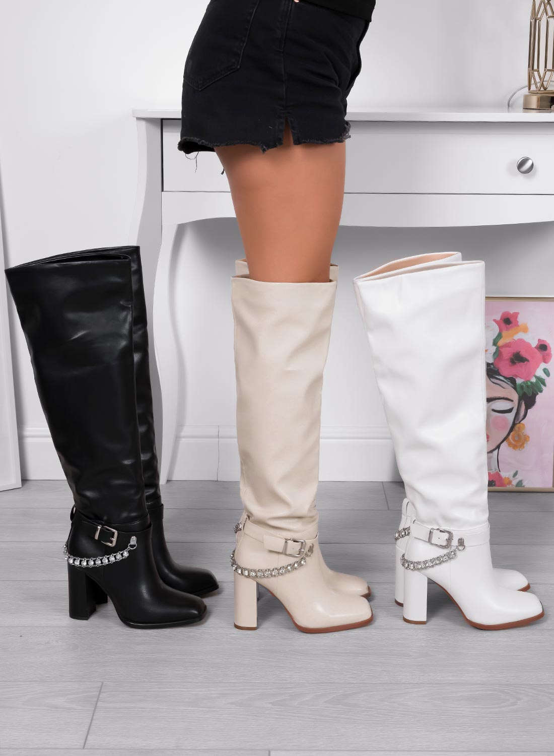 ALESSANDRA - Stivali beige Alexoo alla coscia con catena in strass