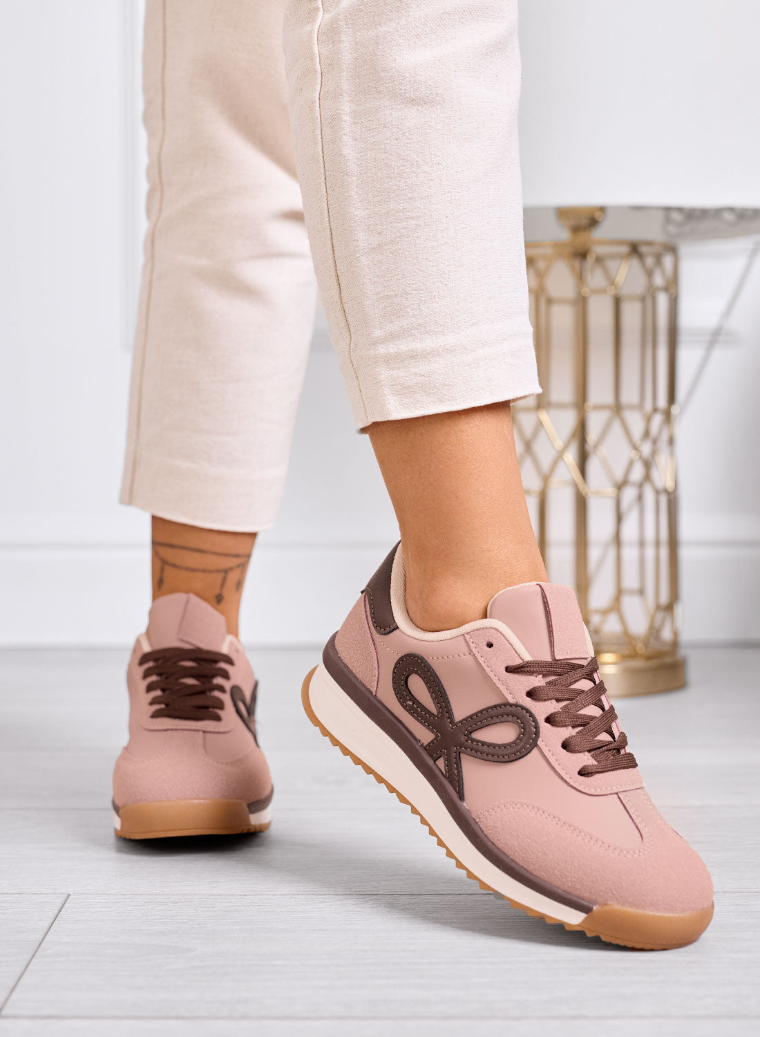 DIAZ - Sneakers rosa con fiocco marrone e suola bicolore