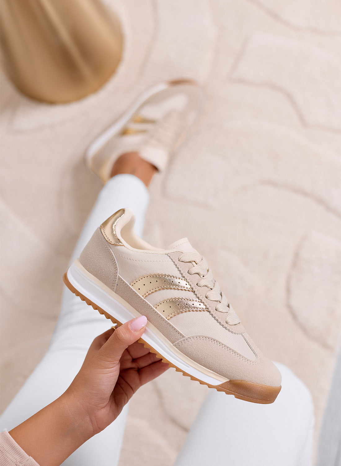 PIERA - Sneakers beige in tessuto con dettagli oro e suola in gomma