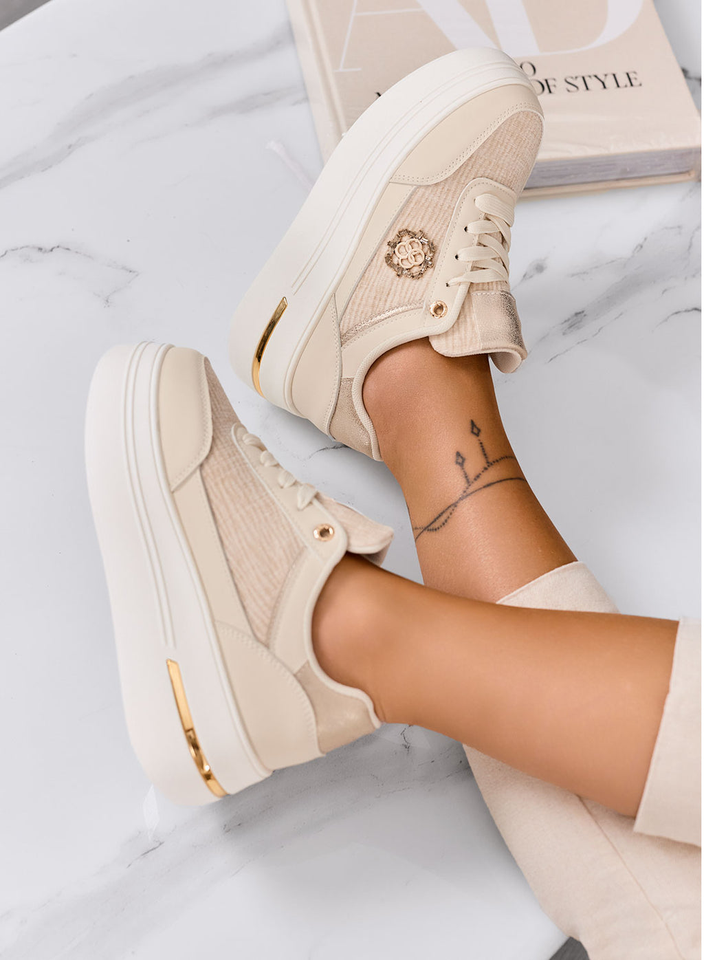 PILAR - Sneakers beige con dettagli oro e suola platform
