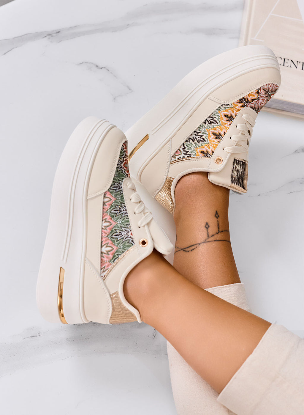 PRAGA - Sneakers beige platform con inserti in tessuto a fantasia