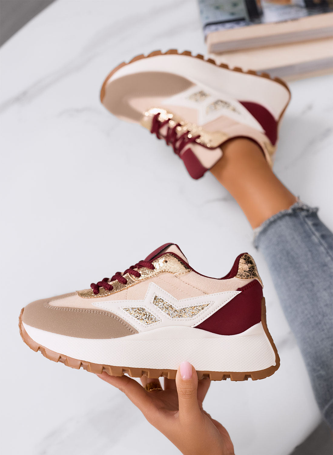 CLARISSA - Baskets beige et bordeaux avec détail pailleté et semelle épaisse