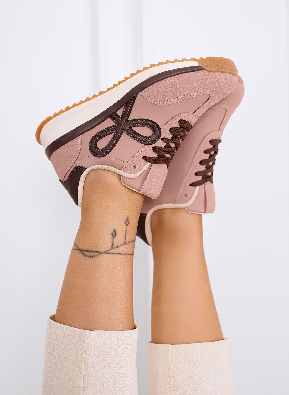 DIAZ - Sneakers rosa con fiocco marrone e suola bicolore