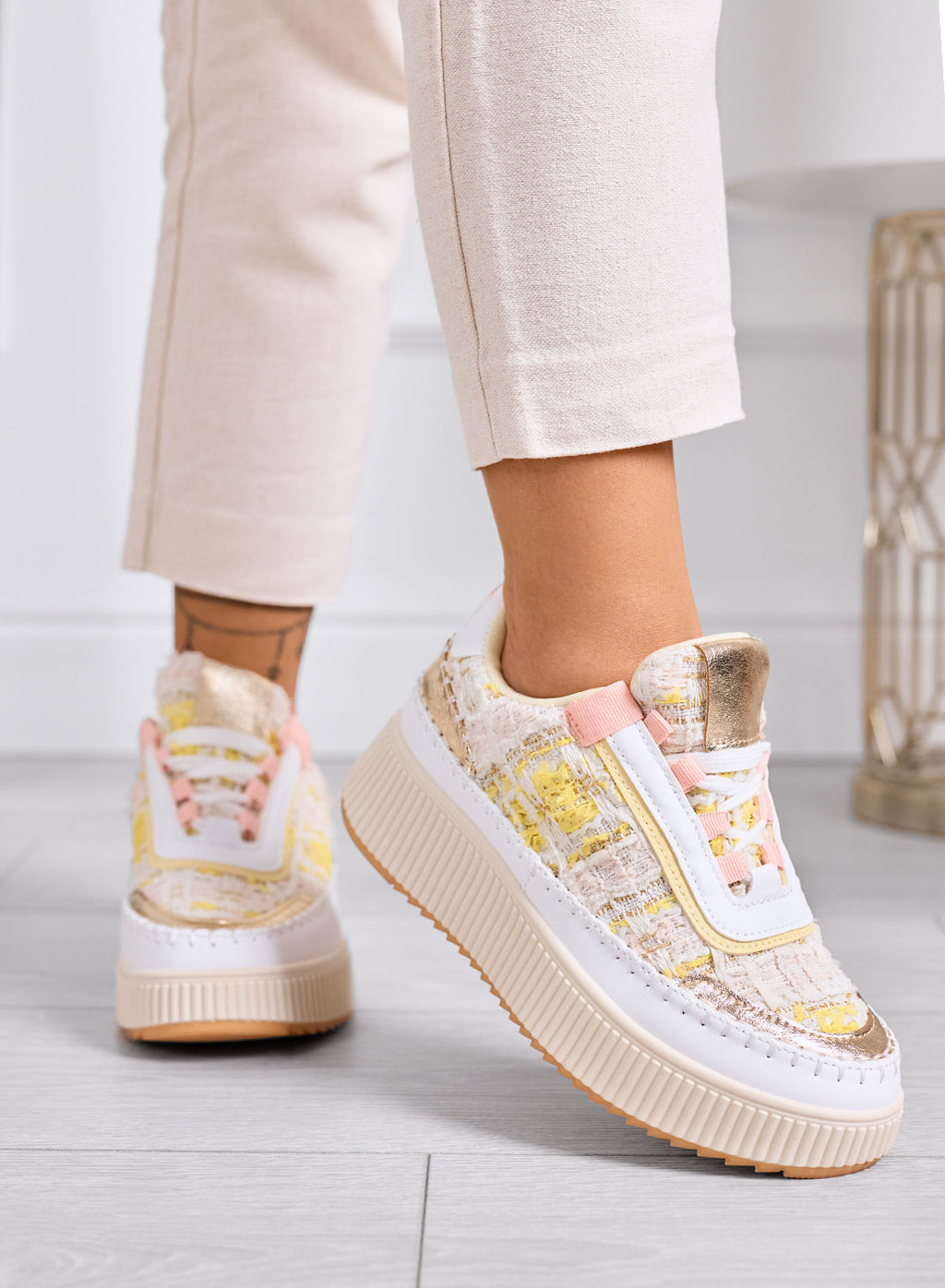 DAFNE - Sneakers beige platform in tweed giallo con dettagli oro