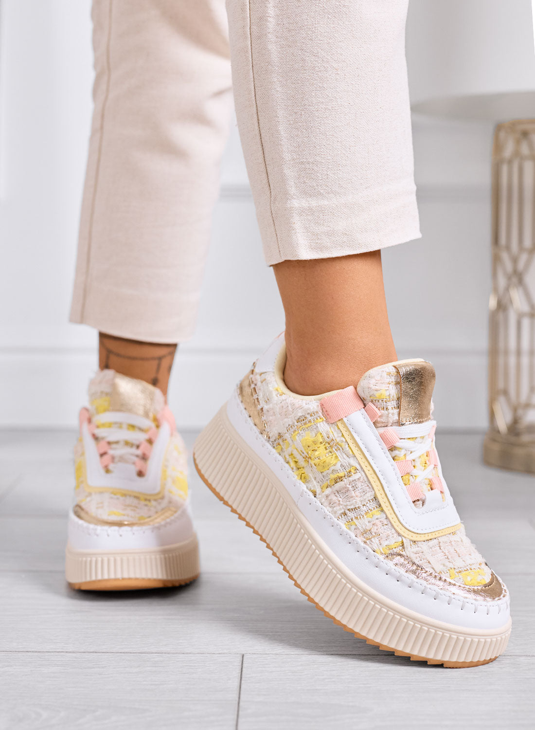 DAFNE - Baskets beige à plateforme en tweed jaune avec détails dorés