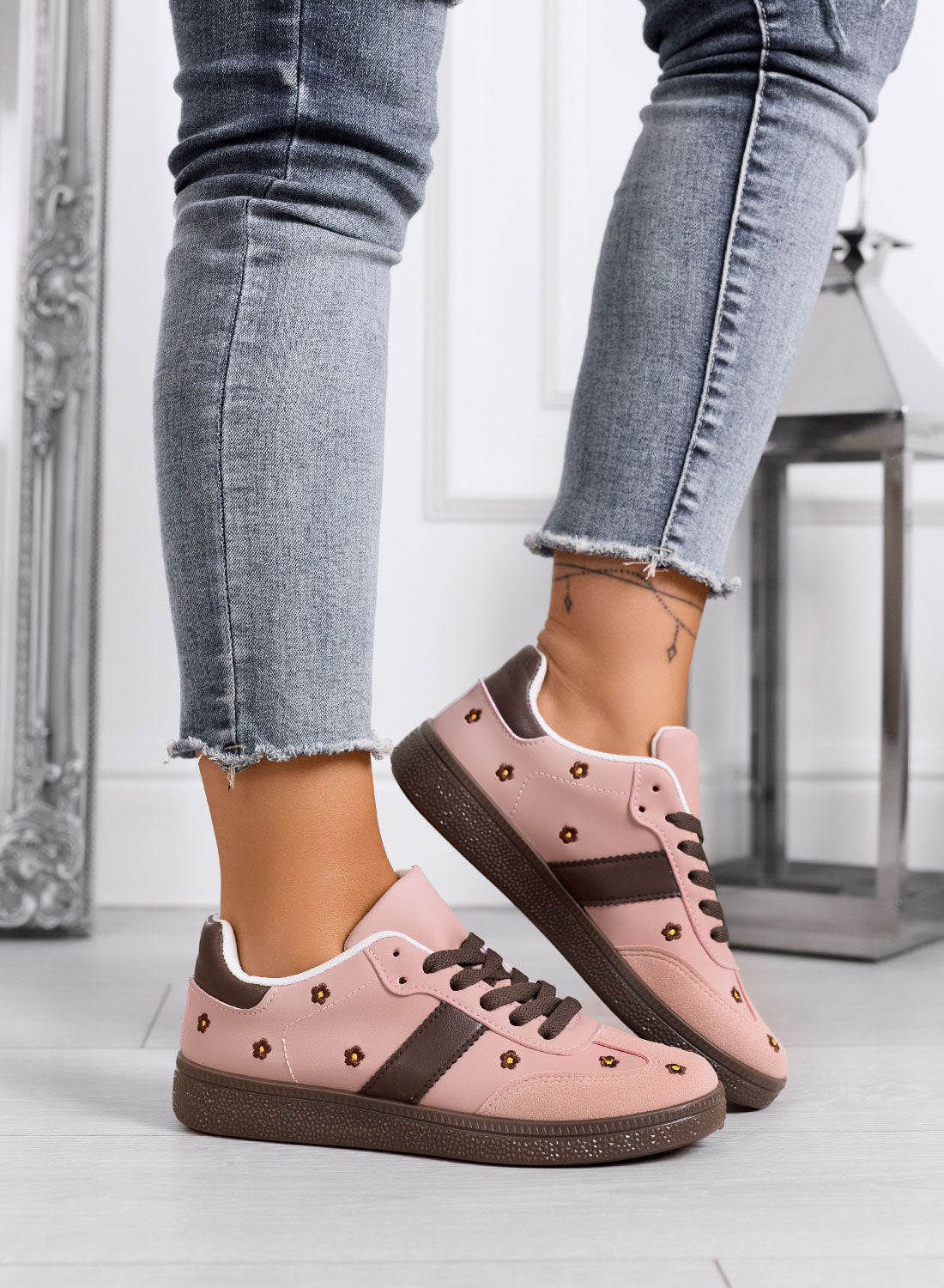 WESTON - Sneakers rosa con margherite ricamate e suola marrone