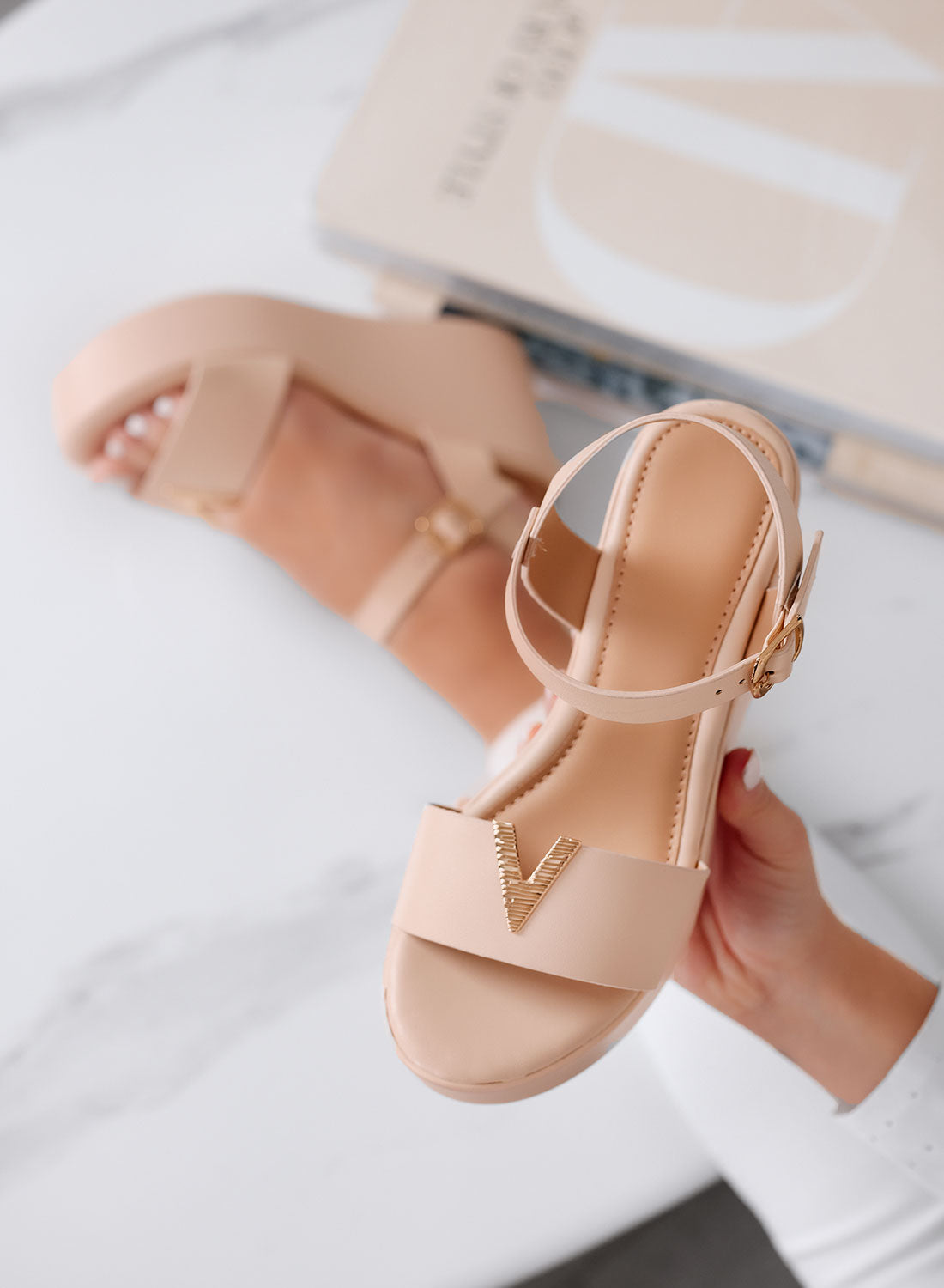 FABIANA - Sandali beige con zeppa e dettaglio V oro