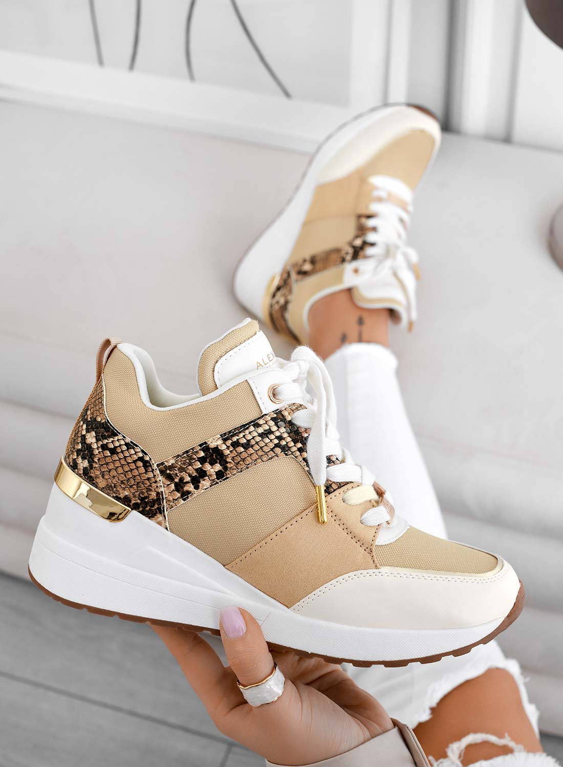 ILIZIA - Beige wedge sneakers by Alexoo