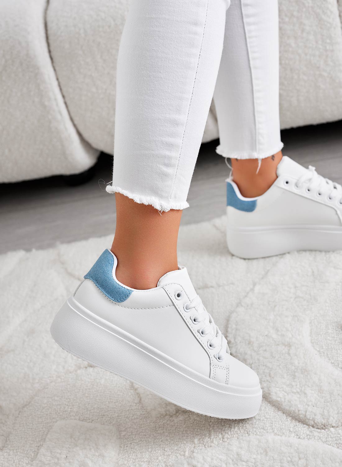 MALVIN - Baskets blanches avec talon bleu jean