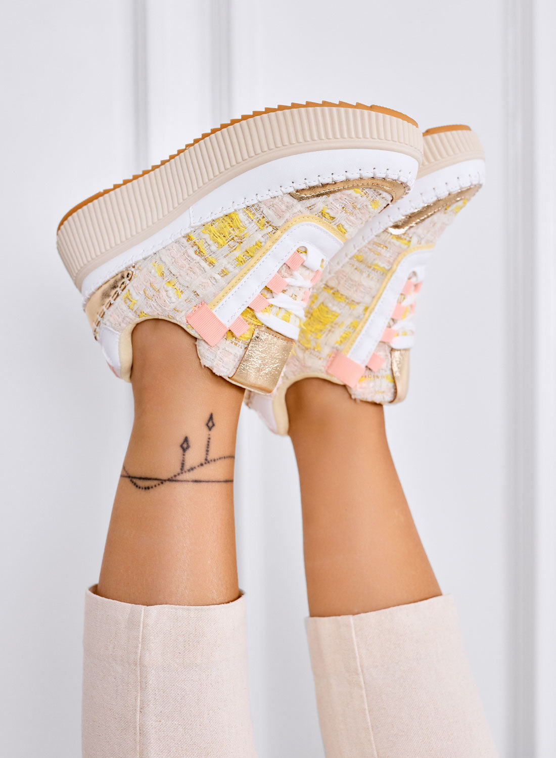 DAFNE - Baskets beige à plateforme en tweed jaune avec détails dorés