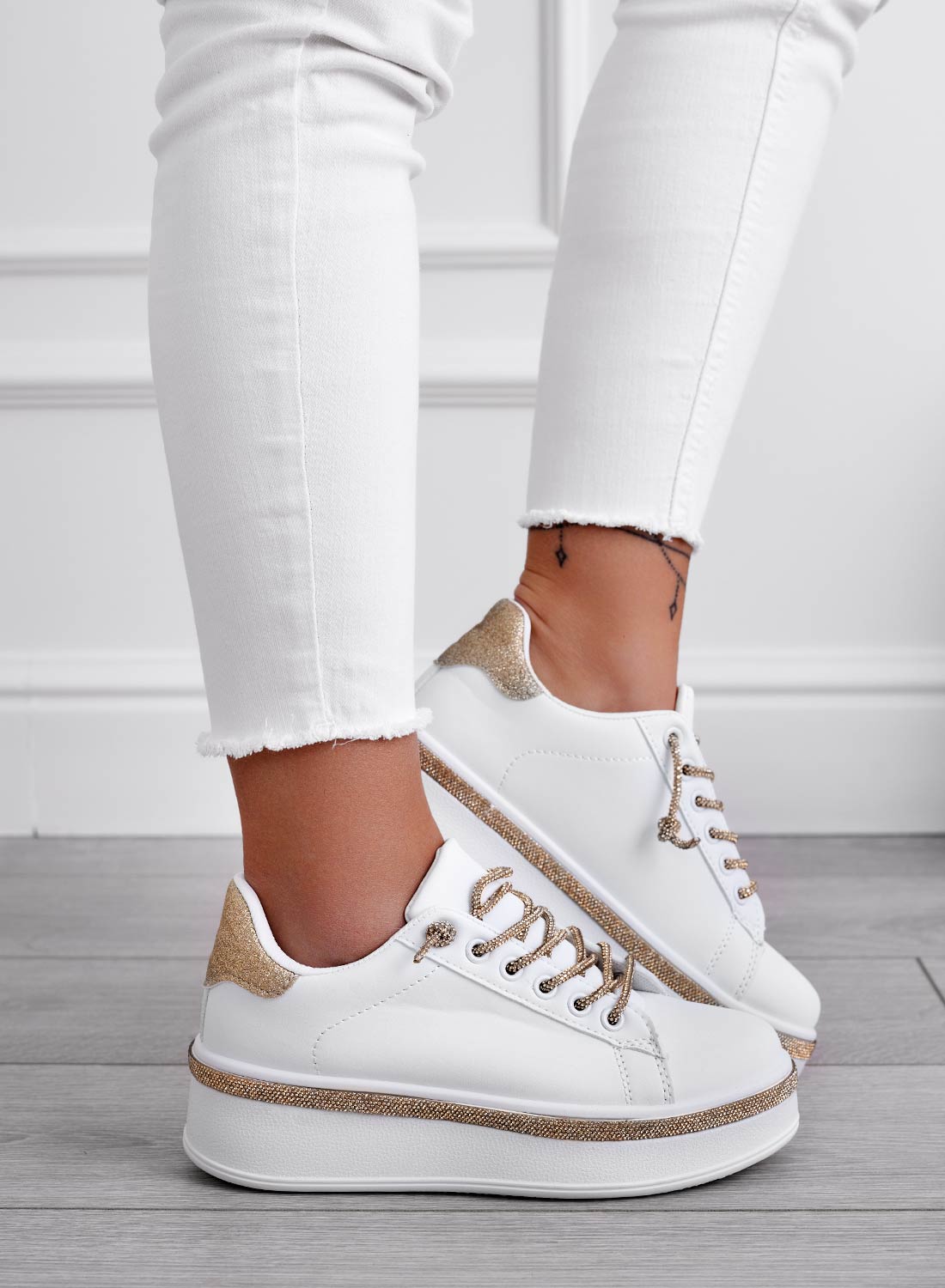 FRANKIE - Baskets blanches avec lacets bijoux dorés