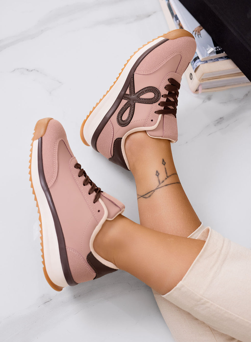 DIAZ - Sneakers rosa con fiocco marrone e suola bicolore