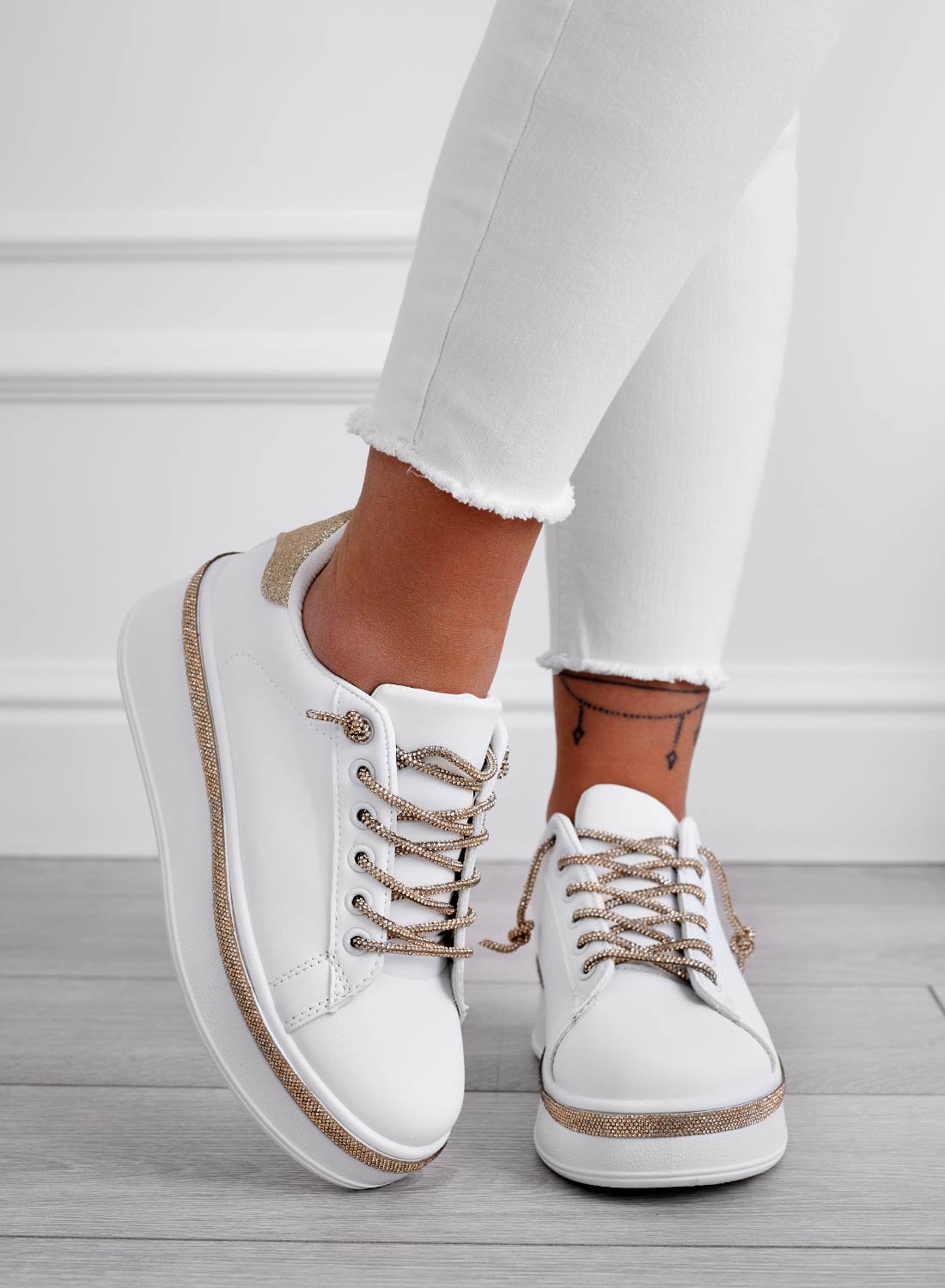FRANKIE - Baskets blanches avec lacets bijoux dorés
