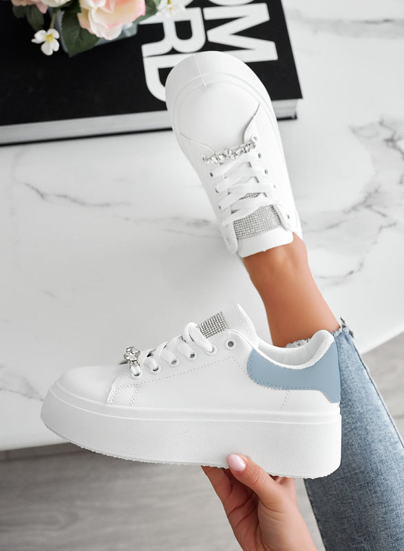DELIA - Sneakers bianche con applicazione gioiello e retro azzurro
