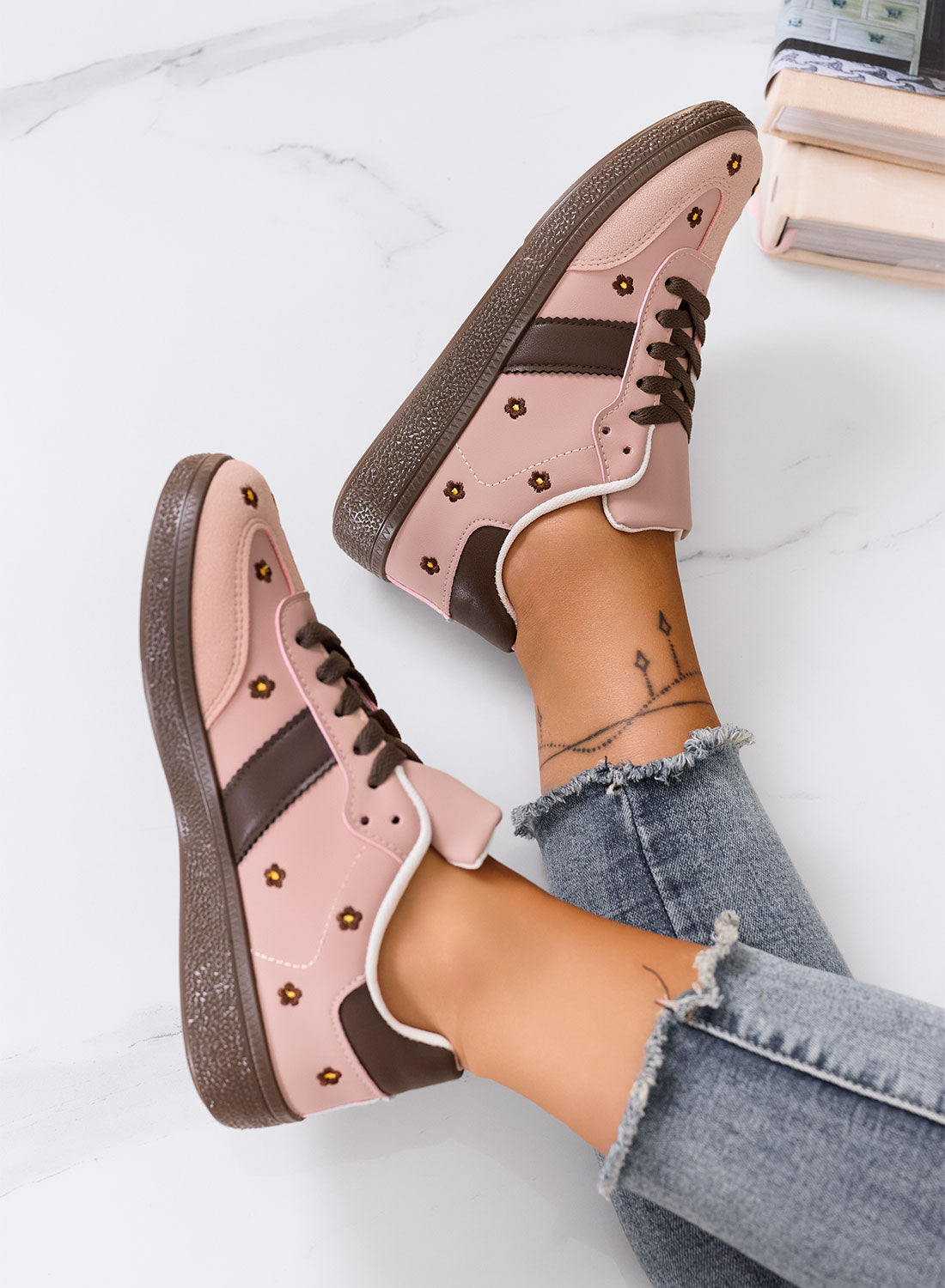 WESTON - Sneakers rosa con margherite ricamate e suola marrone