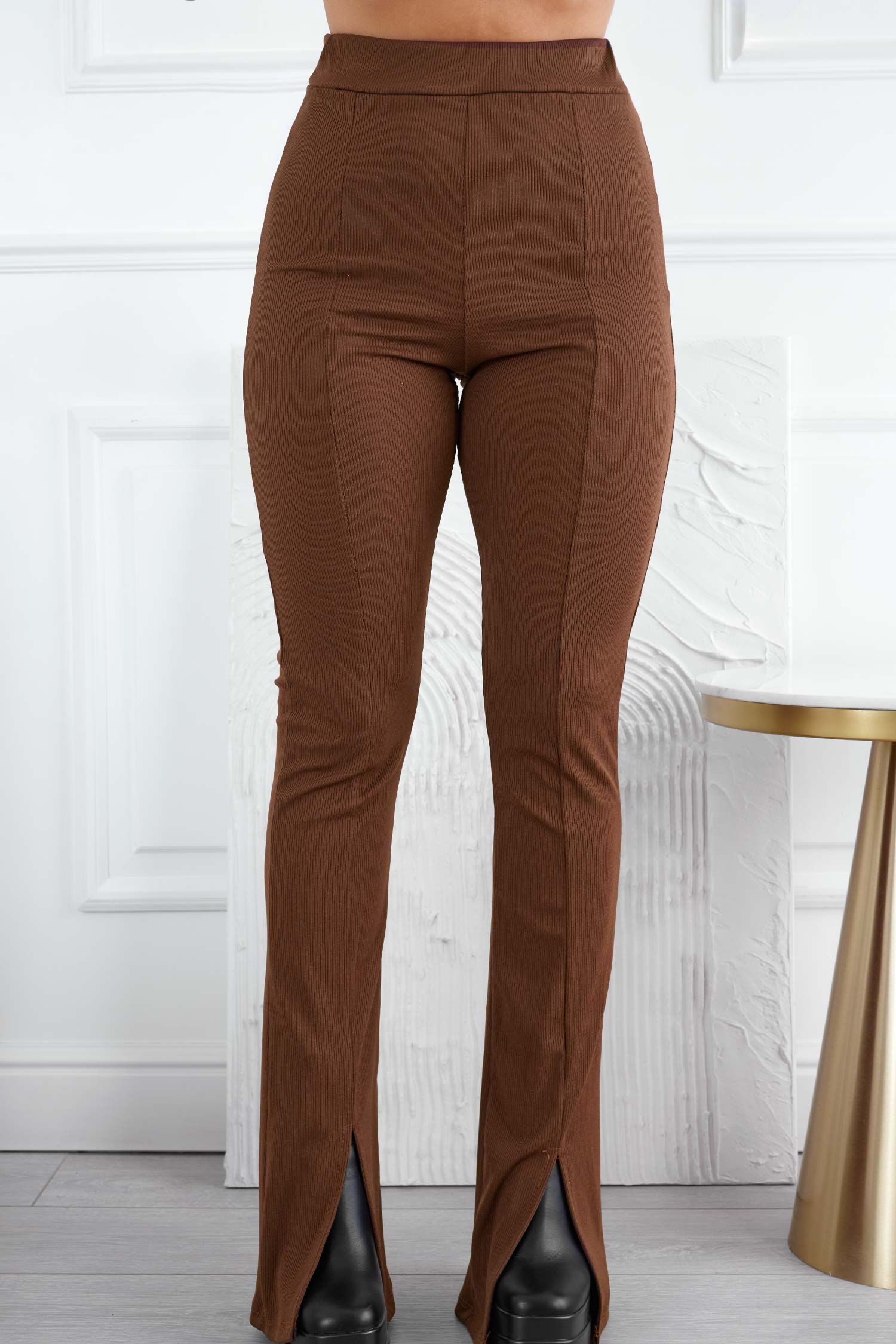 Pantalone marrone a costine con spacco
