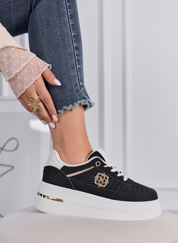CLARA - Sneakers nere Platform con Inserti Intrecciati e Dettagli Oro