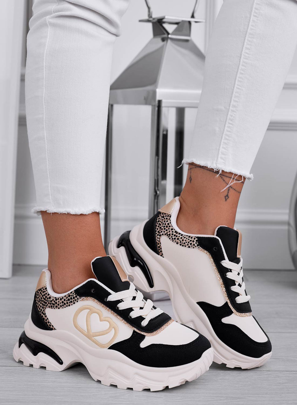 BORA - Sneakers nere con cuore e inserti oro