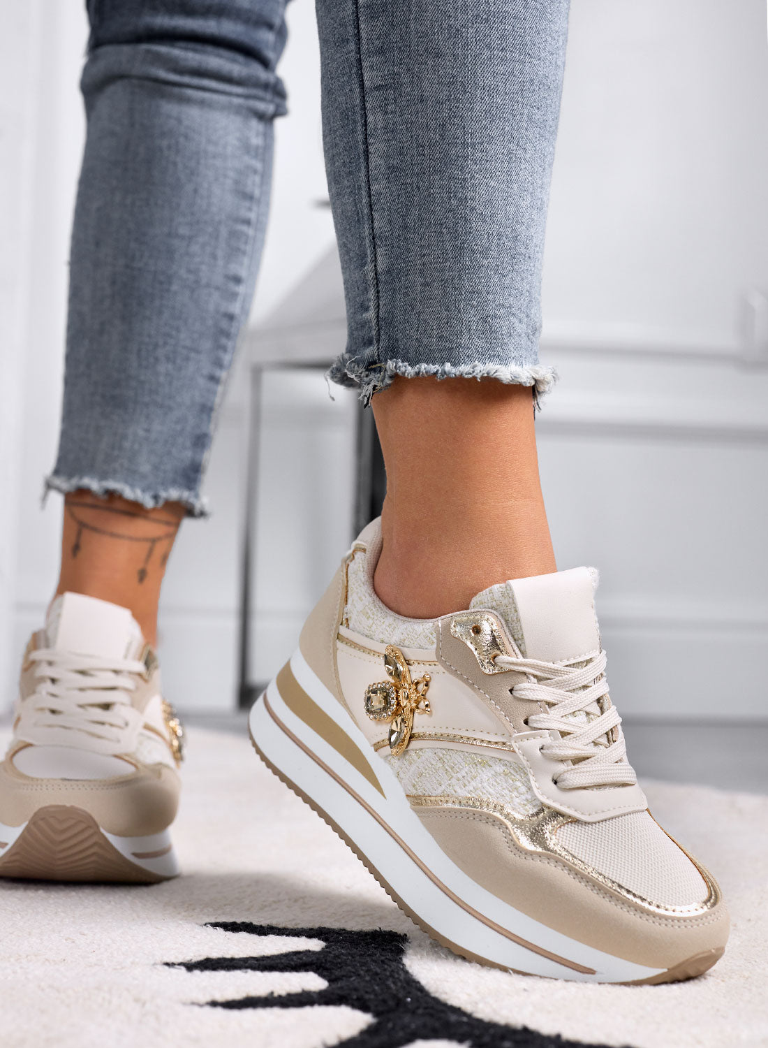 CARMEN - Beige sneakers with gold jewel bee