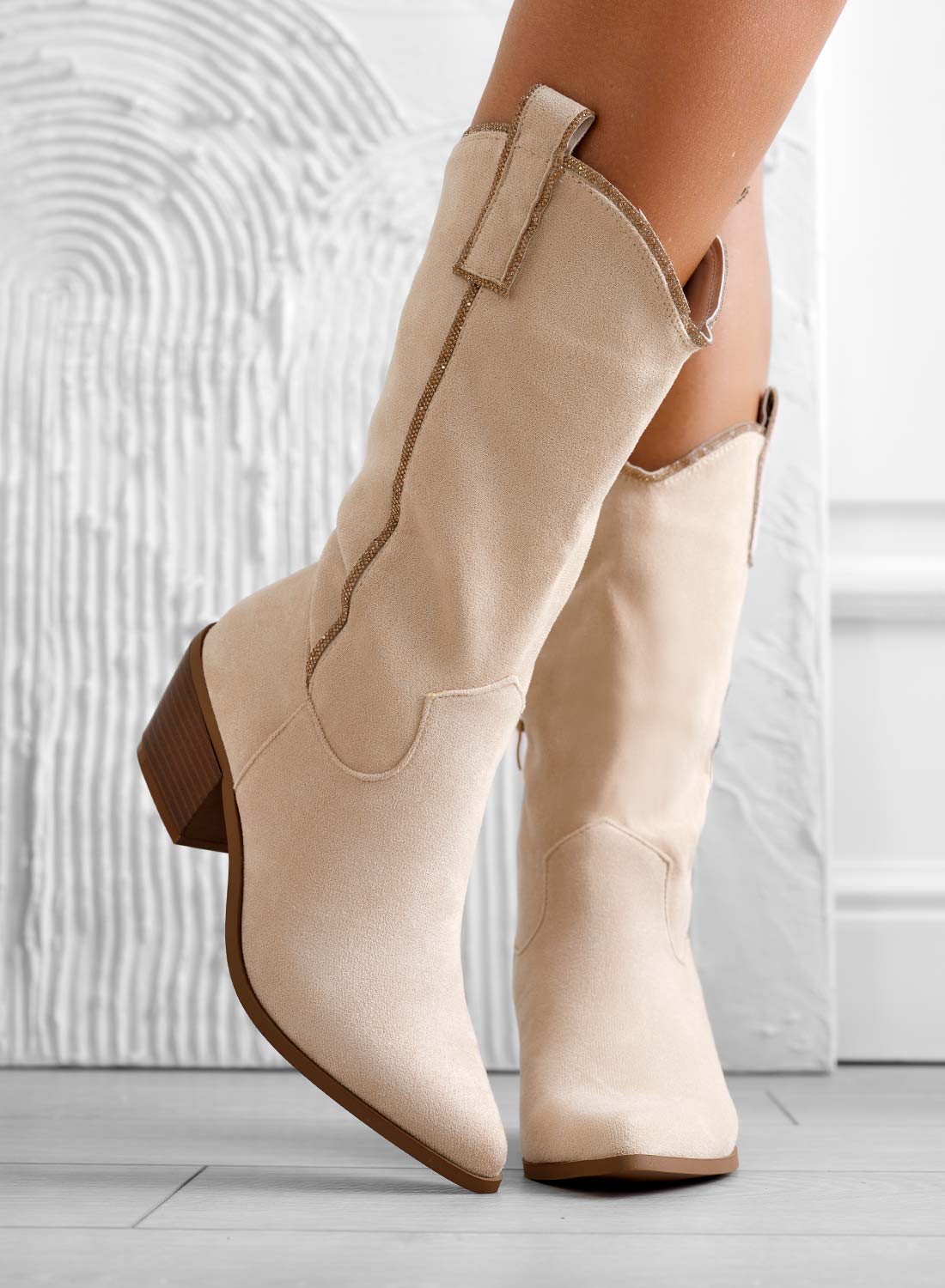 PRISMA - Bottines beige style cowboy avec bords ornés de strass